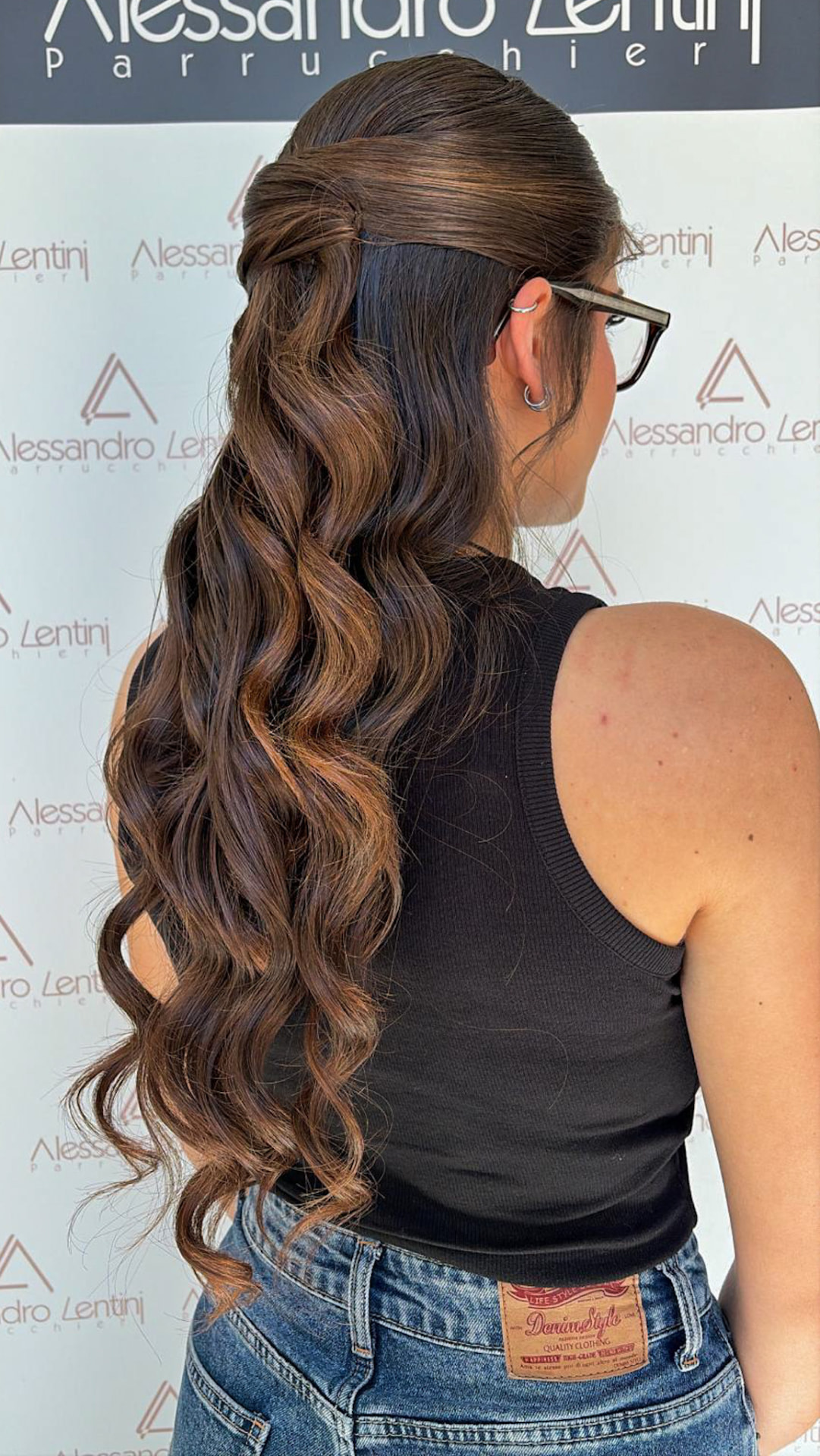 Capelli lunghi ondulati con raccolto laterale