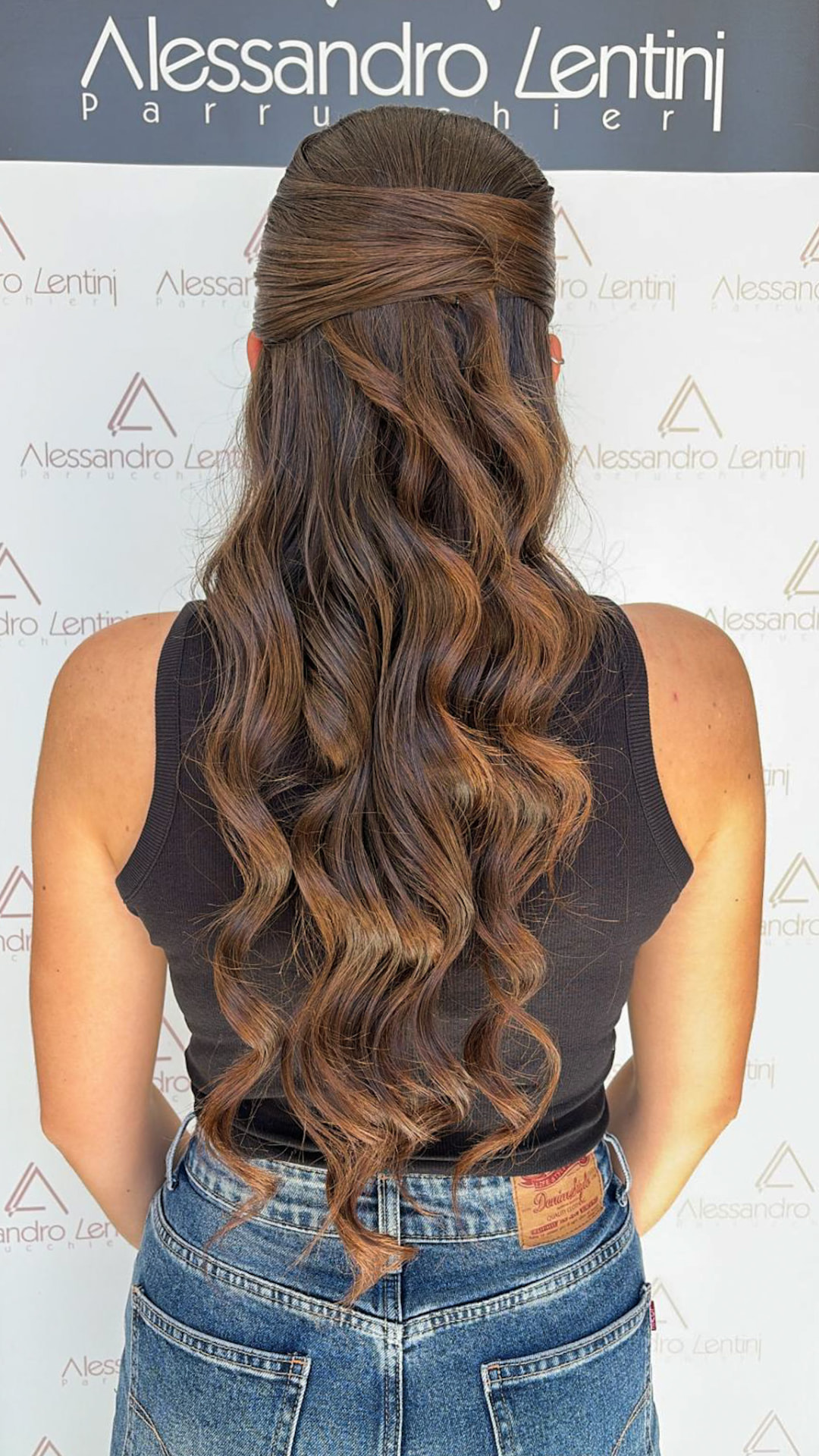 Semiraccolto con onde morbide su capelli castani lunghi
