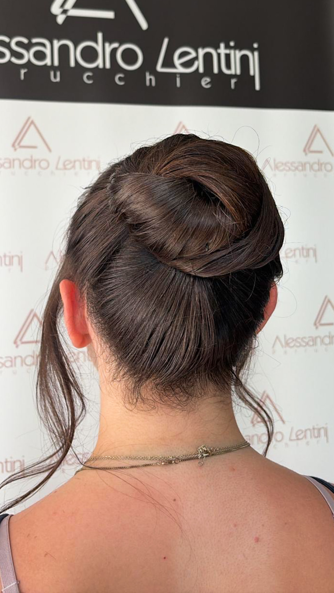 Raccolto alto elegante su capelli castani