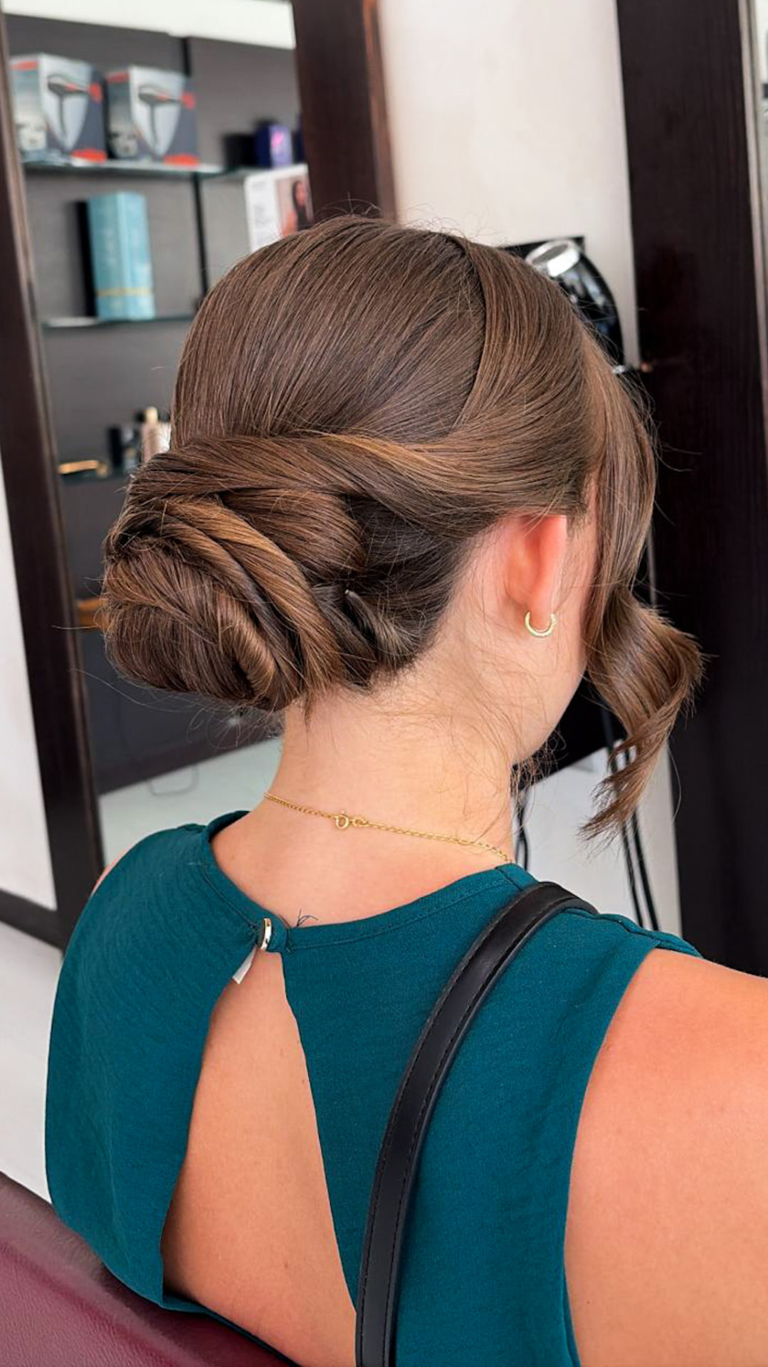 Raccolto basso con onde laterali su capelli castani