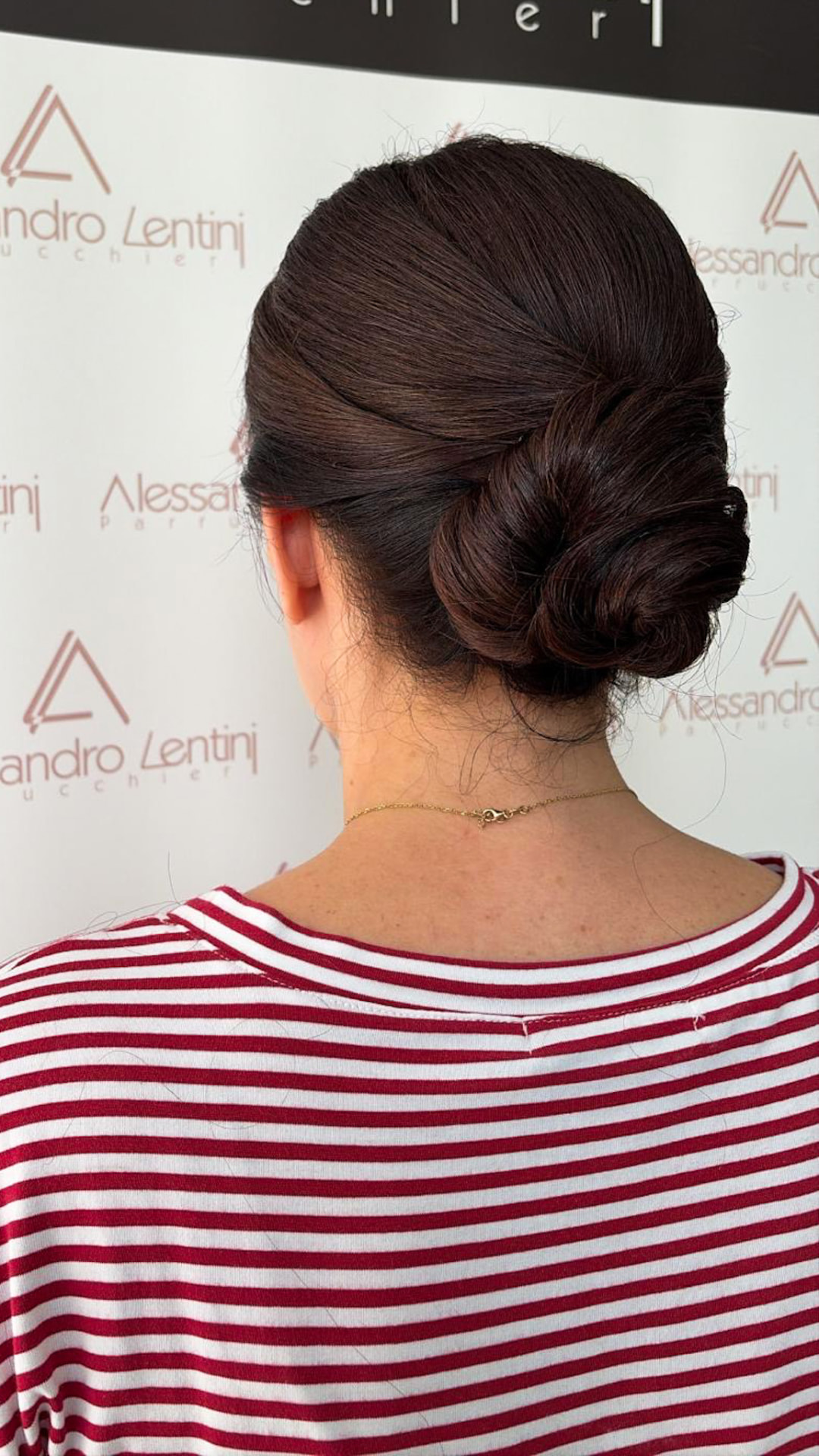 Chignon basso morbido su capelli castani