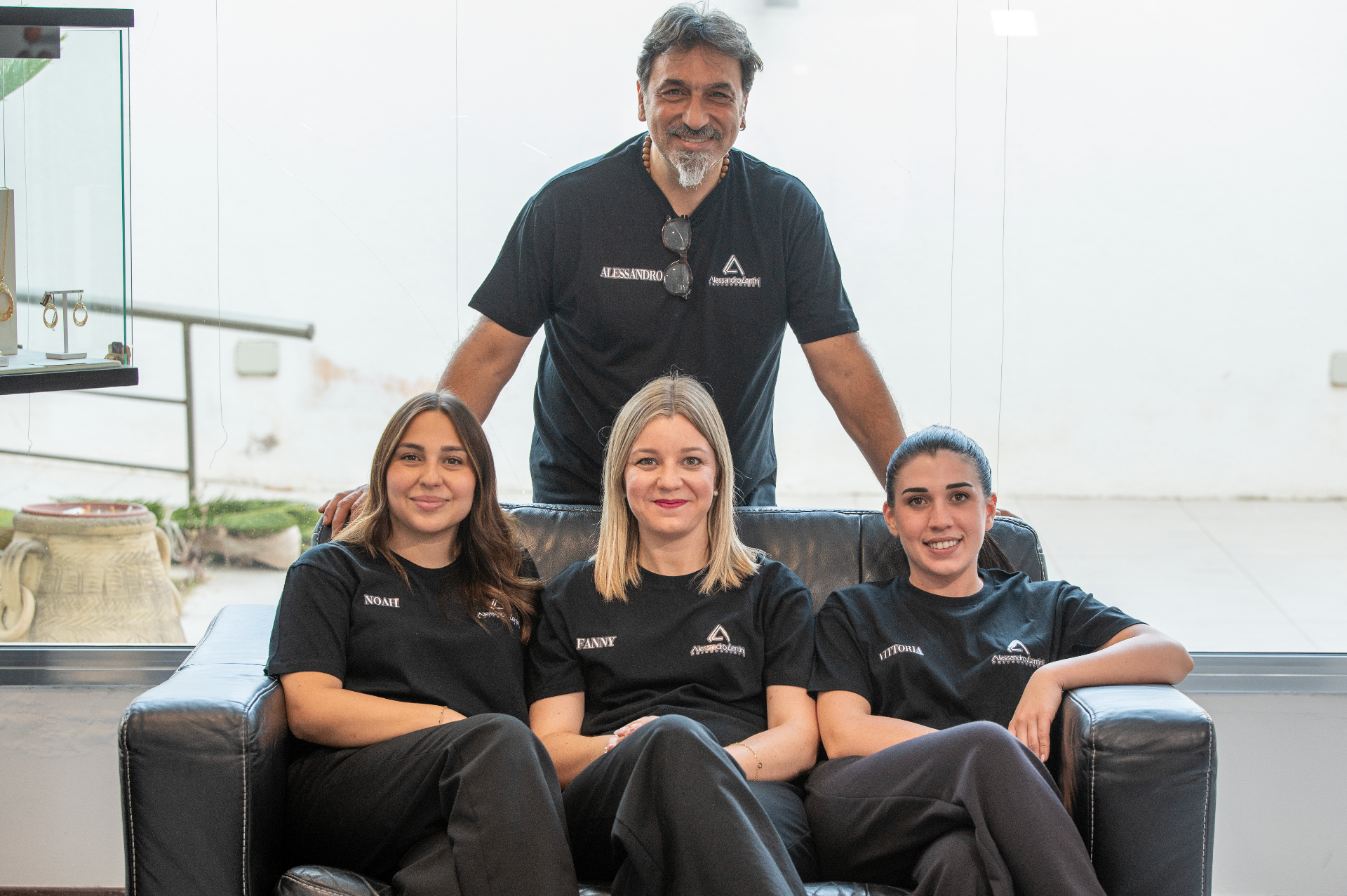 Il team di Alessandro Lentini Parrucchieri riunito nel salone di Terrasini